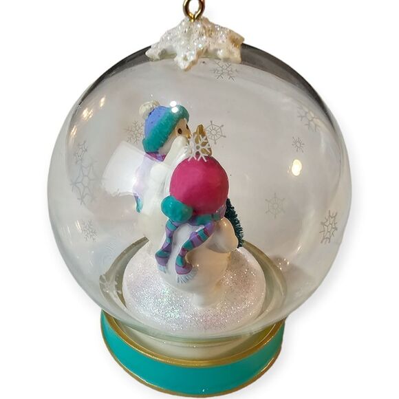 Hallmark Christmas Keepsake Cool Friends Snowglobe Ornament - Picture 5 of 7